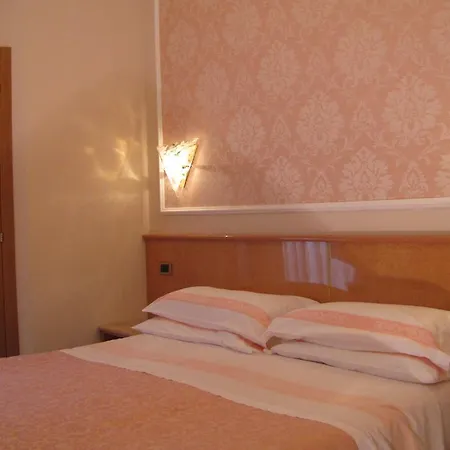 Lanterna מלון 3*